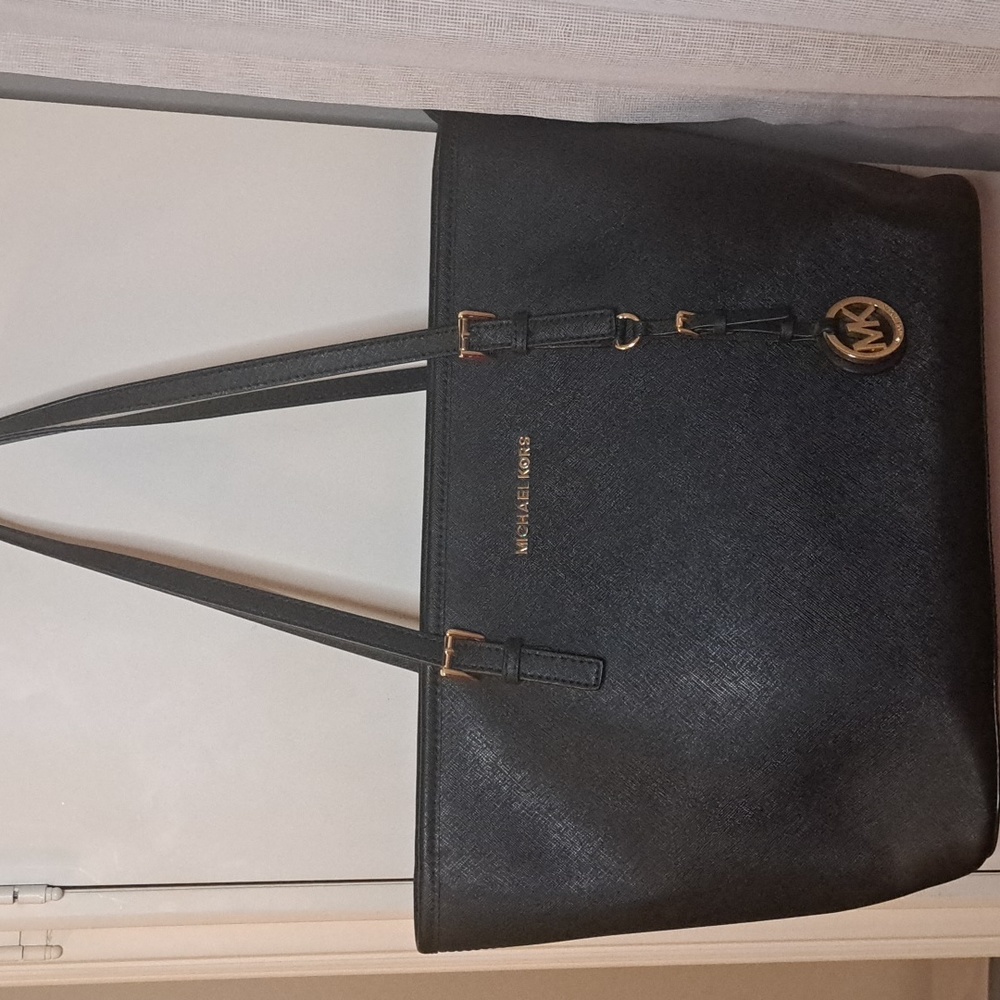 Michael Kors Black Leather Shoulder Bag /Gold Hardware NEW Excellent Cond.